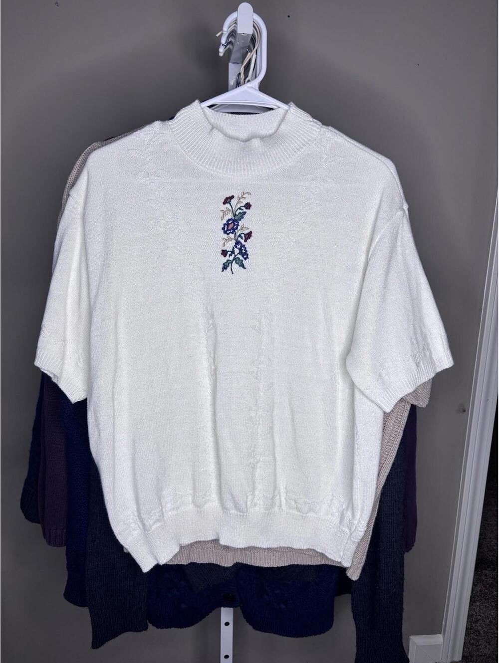 Vintage Nikki White Short Sleeve Floral Knit Sweater – Made in USA